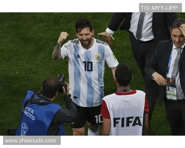 每体：阿根廷队在西班牙集训，球迷热情高涨只为一睹梅西风貌